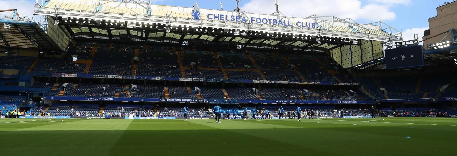 Stamford Bridge, Chelsea, London, England: Pre Season Football Friendly, Chelsea versus Inter Milan; View of the East Stand with Chelsea players inspecting the pitch Credit: Action Plus Sports Images/Alamy Live News