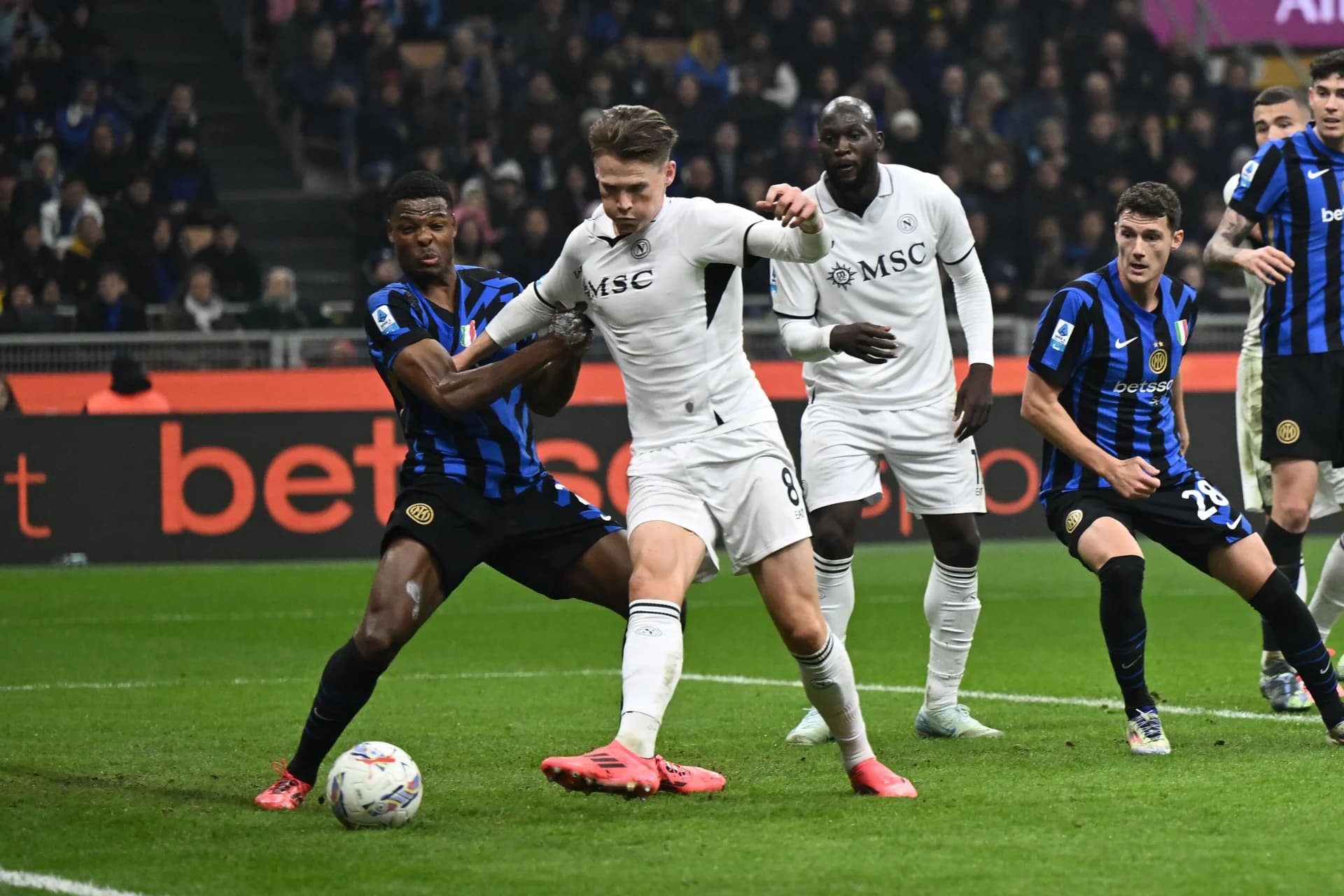match between Inter 1-1 Napoli at Giuseppe Meazza Stadium