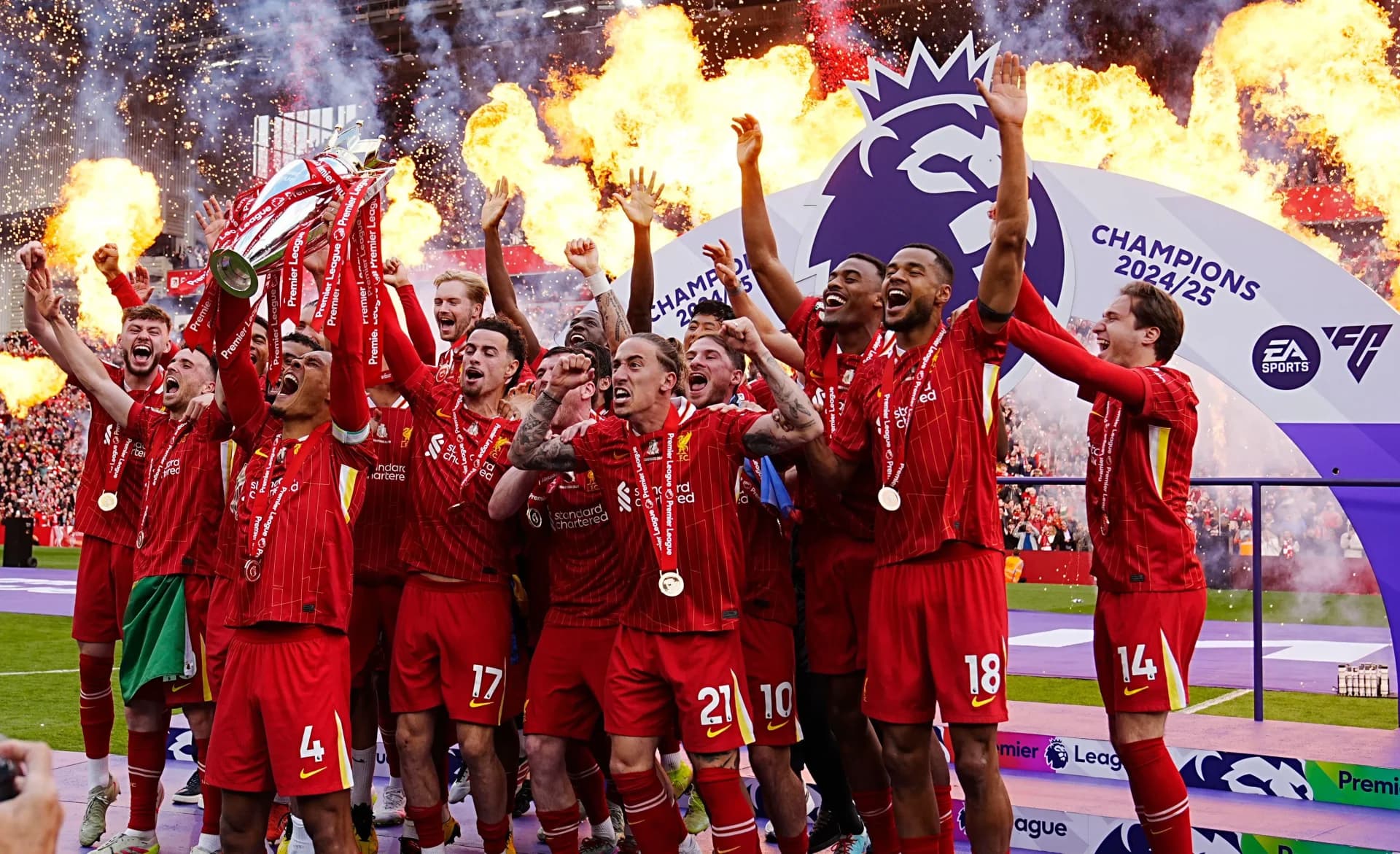 Liverpul podiže trofej Premijer Lige