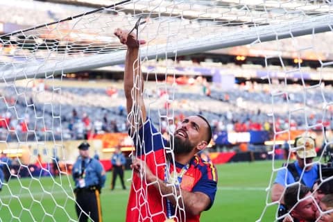 Španski igrač Borha Iglesijas seče mrežu nakon finala Svetskog prvenstva u fudbalu 2026. protiv Argentine na stadionu Njujork-Nju Džerzi. Datum fotografije: nedelja, 19. jul 2026.