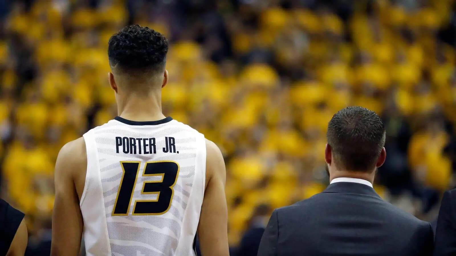 Majkl Porter Jr. stoji sa svojim saigračima