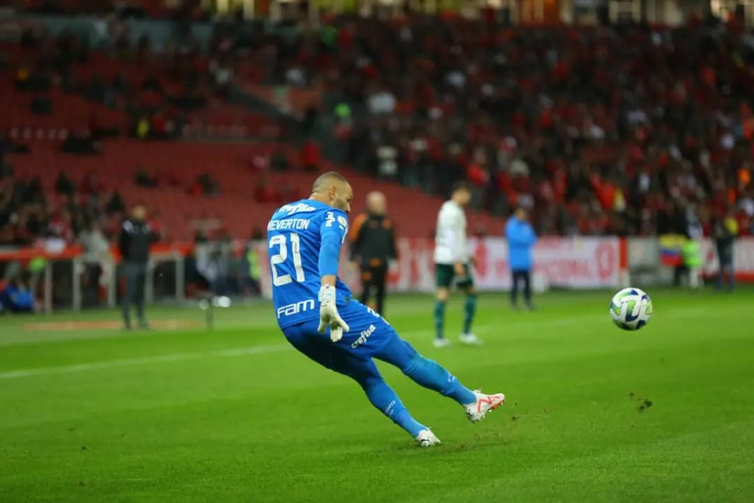 Goalkeeper Weverton kicks the ball upfield during the match between Internactional and Palmeiras