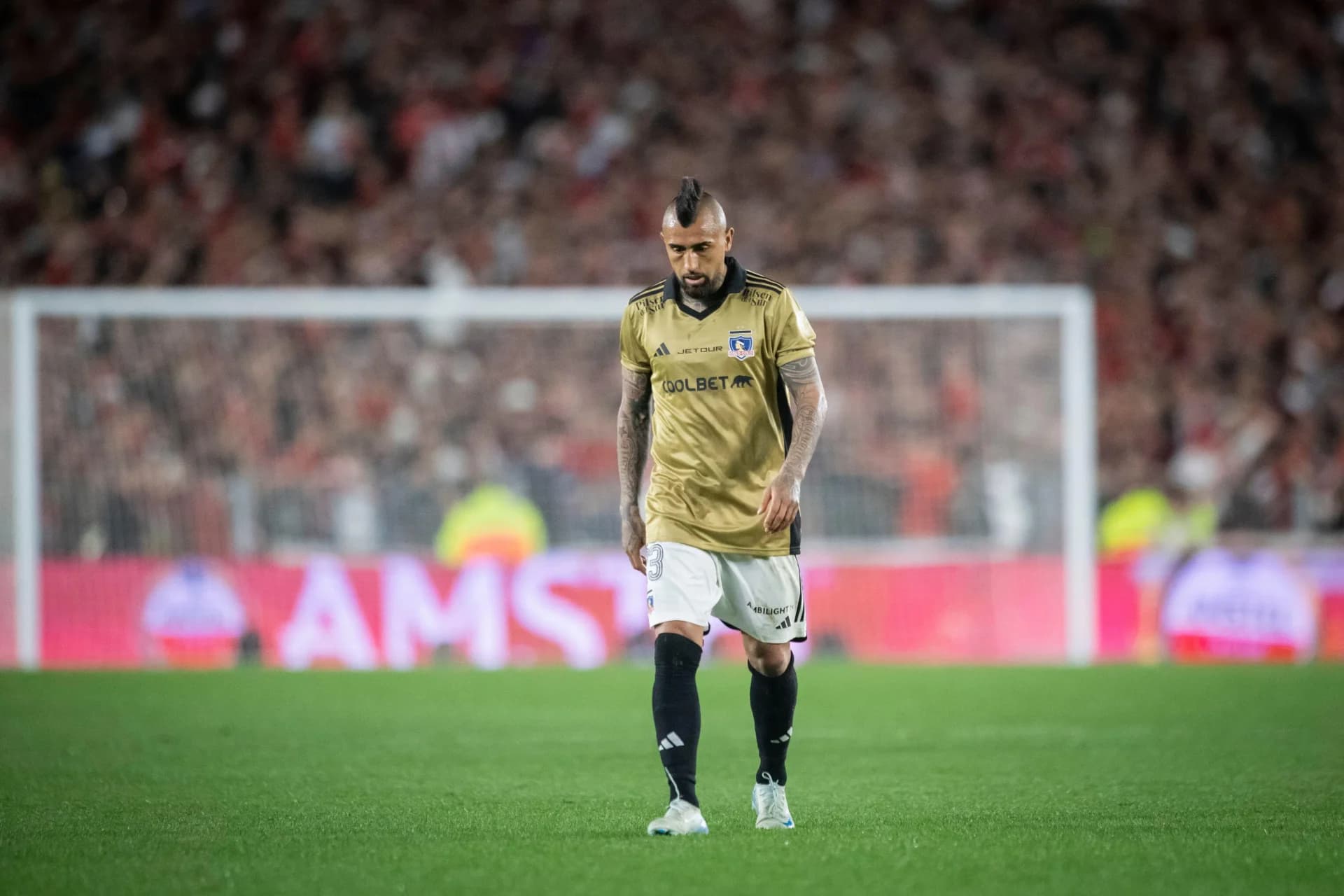 Buenos Aires, Argentina. 24th Sep, 2024. Arturo Vidal of Colo Colo gestures during the Copa CONMEBOL Libertadores 2024 Quarterfinal second leg match between River Plate and Colo Colo at Estadio Mas Monumental Antonio Vespucio Liberti. Final Score: River Plate1:0 Colo Colo Credit: SOPA Images Limited/Alamy Live News - Image ID: 2Y6C9M1