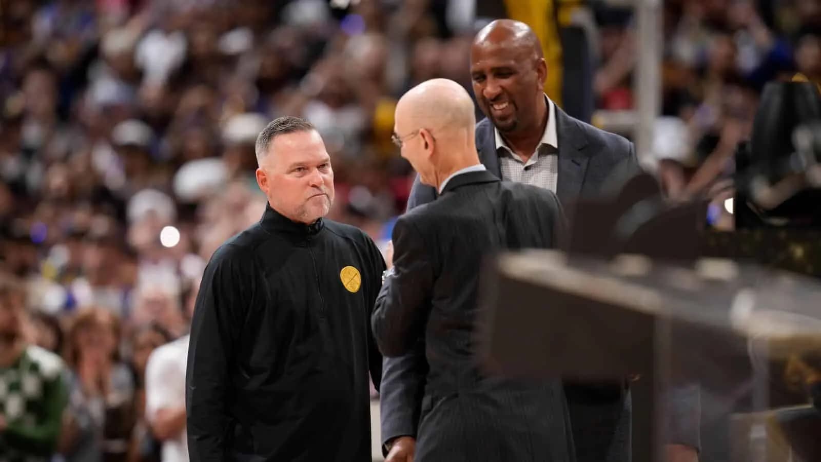 Adam Silver predaje šampionski prsten treneru Denver Nagetsa Majklu Melounu.