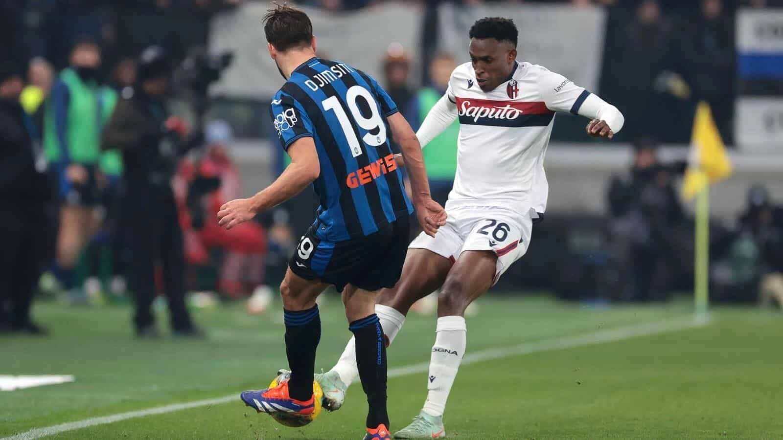 Berat Djimsiti of Atalanta challenges Jhon Lucumi of Bologna FC