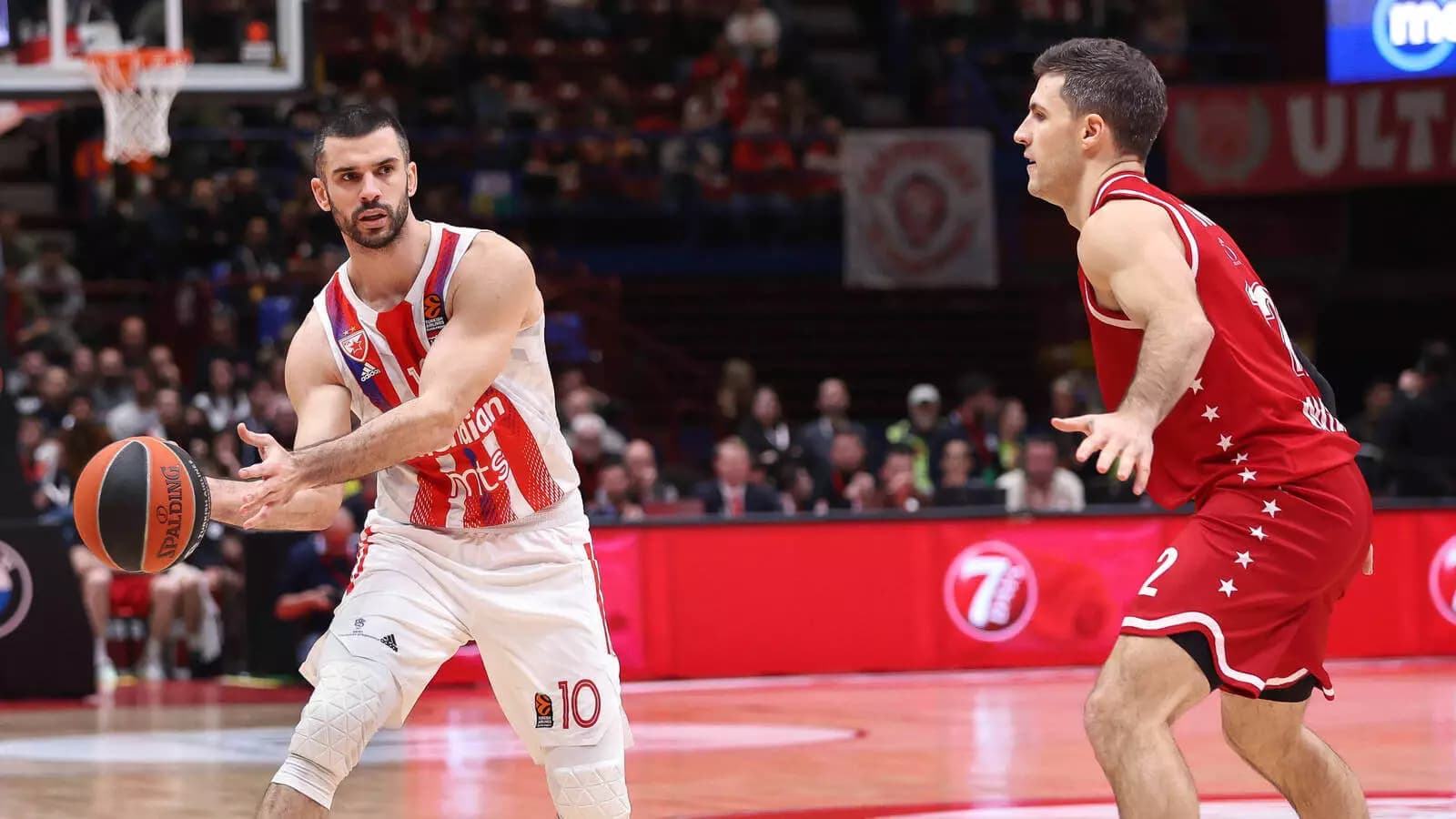 Branko Lazić (bek Crvene Zvezde) dodaje u prvom kvartalu tokom košarkaške utakmice EA7 Emporio Armani Milan protiv Crvena Zvezda Beograd.