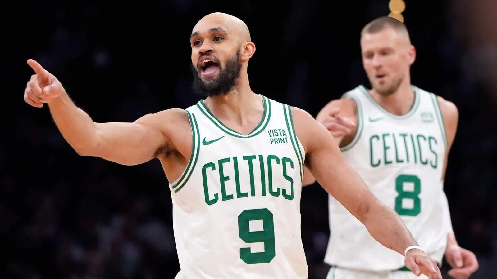 Derrick White (9) iz Boston Seltiksa reaguje ispred saigrača Kristapsa Porzingisa (8).