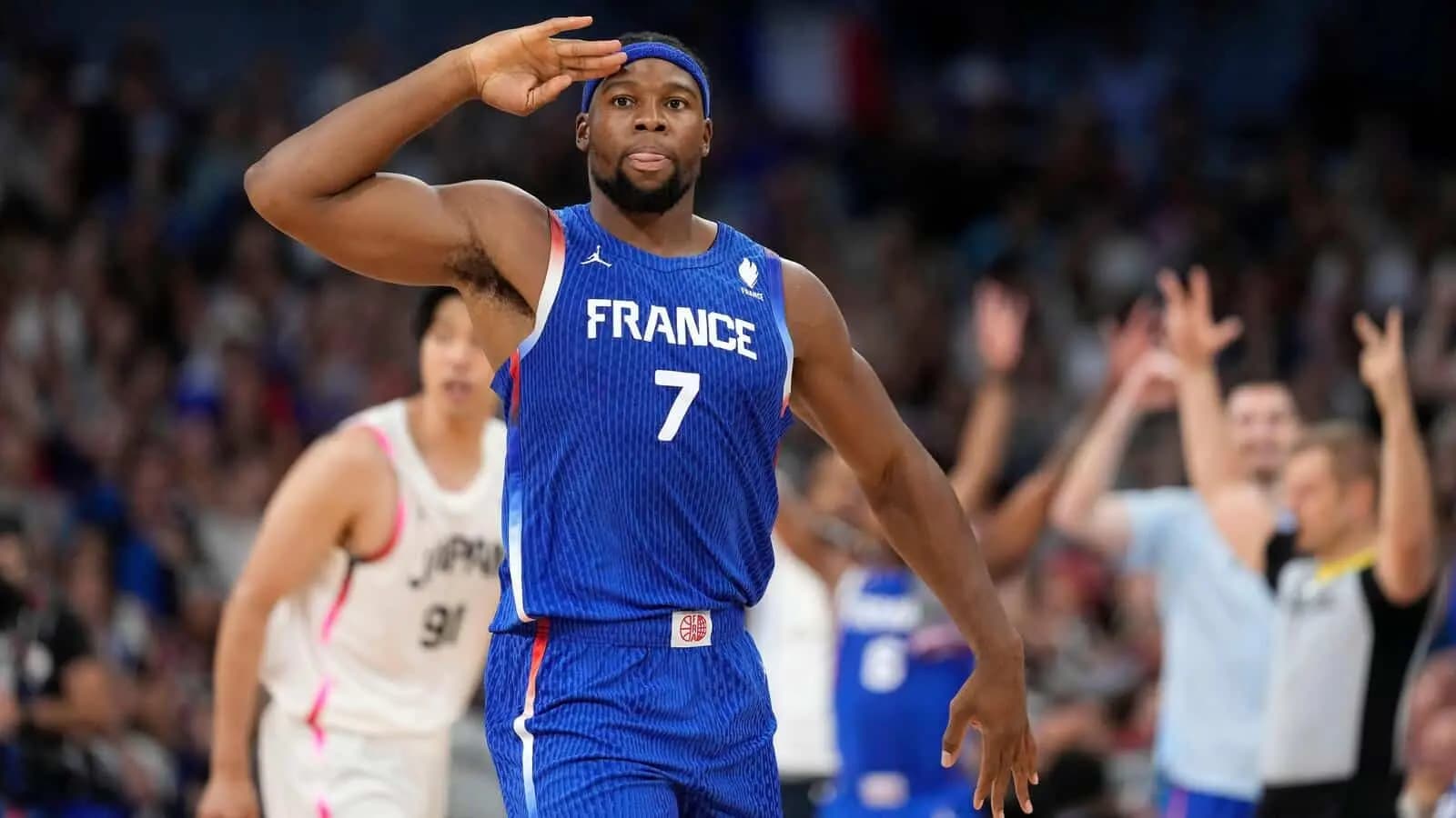 Francuski igrač Guerschon Yabusele salutira nakon postignutog poena