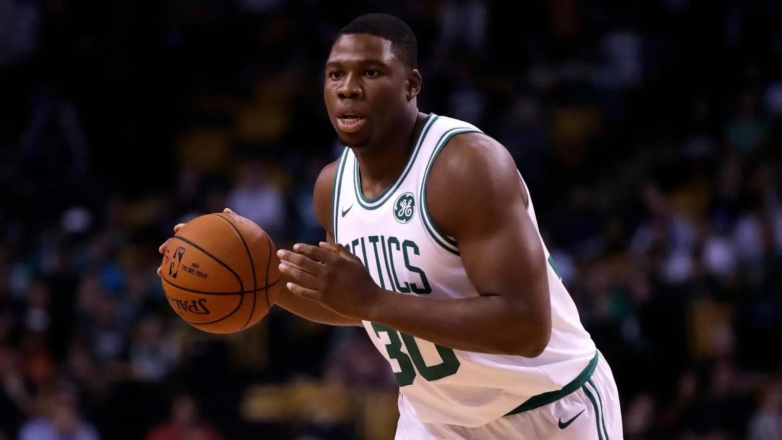 Igrač Boston Celticsa Guerschon Yabusele (30) traži priliku za dodavanje