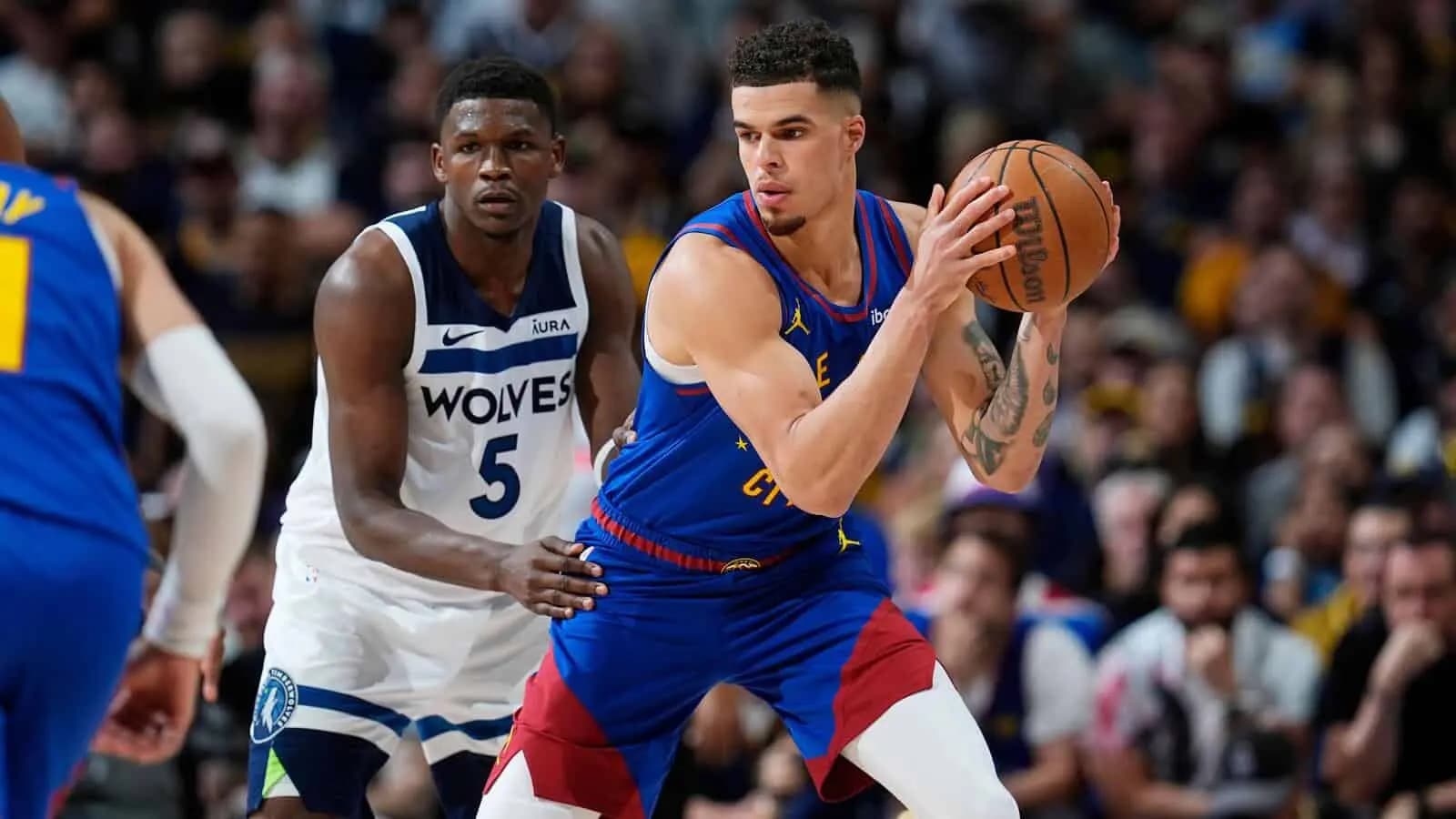 Igrač Denver Nagetsa Majkl Porter Džunior (1) i igrač Minesota Timbervolvsa Entoni Edvards (5)