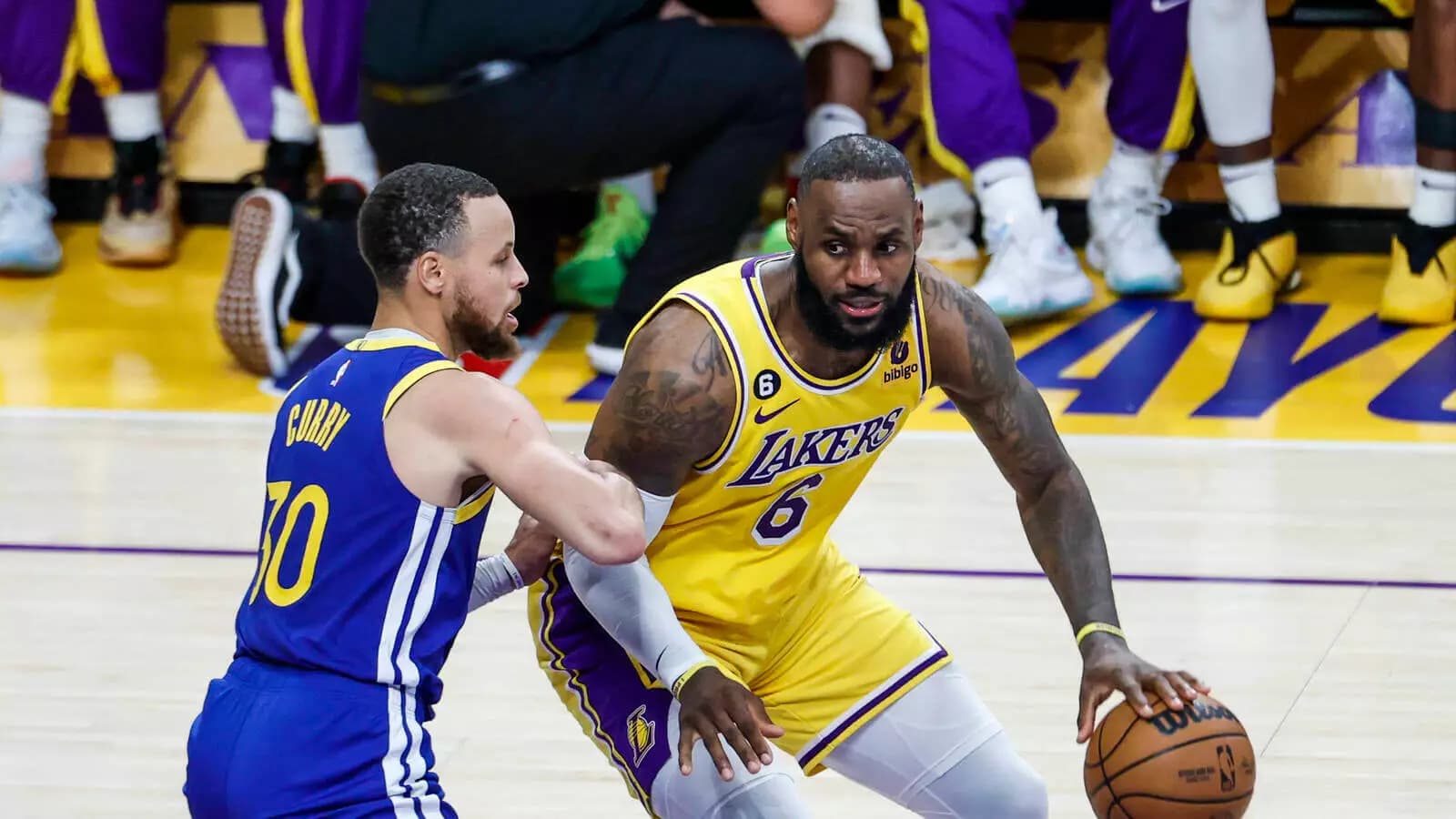 Igrač Los Angeles Lakersa, LeBron James (6), brani se od beka Golden State Warriorsa, Stephena Curryja (30).