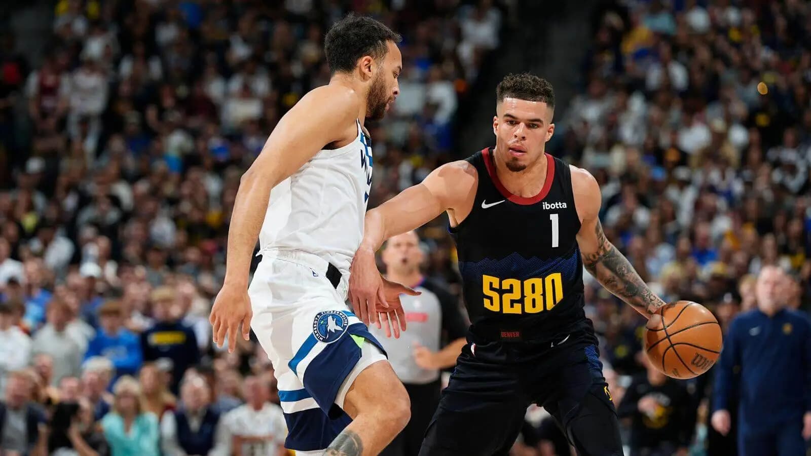 Majkl Porter mJr. desno, protiv Kyle-a Andersona, igrača Minesota Timberwolves-a