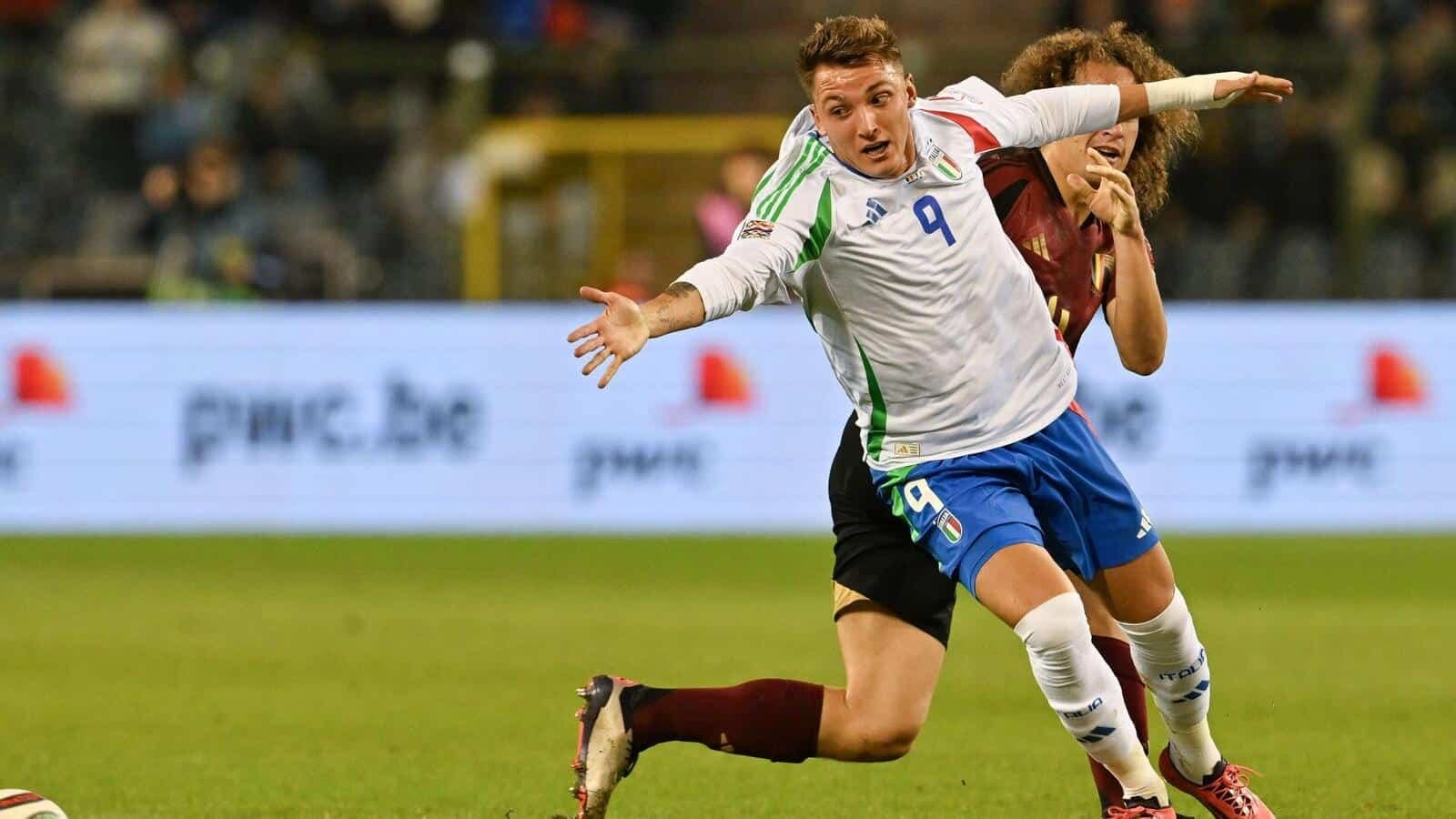 Mateo Retegui (9) of Italy fighting for the ball with Wout Faes (4) of Belgium