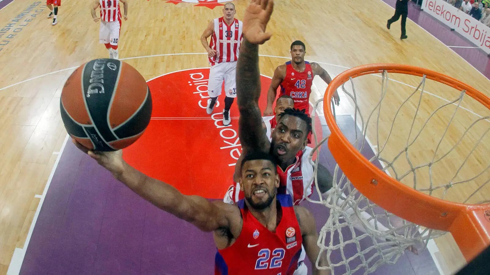 Quincy Miller iz Crvene Zvezde pokušava da blokira Cory Higginsa iz CSKA tokom Euroleague