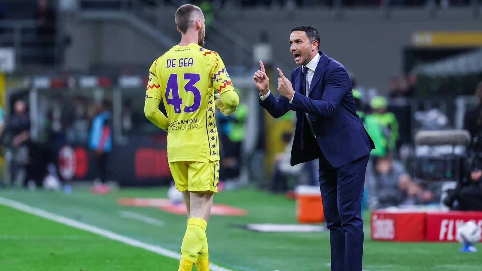 Raffaele Palladino Head Coach of ACF Fiorentina talks to De Gea