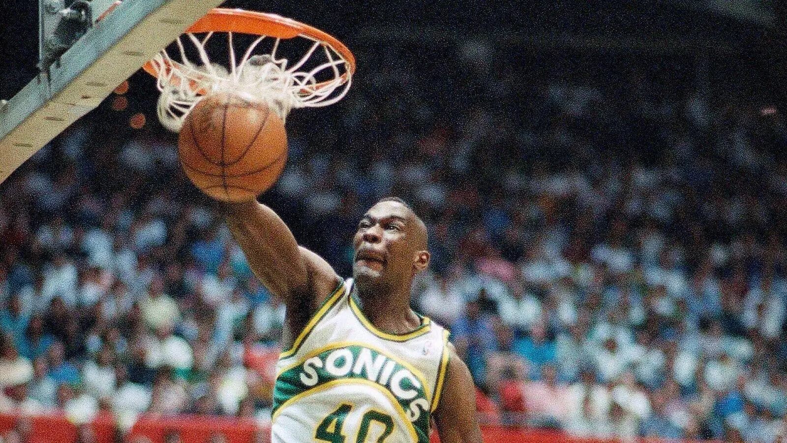 Shawn Kemp (40) of the Seattle SuperSonics, jams the ball for two points