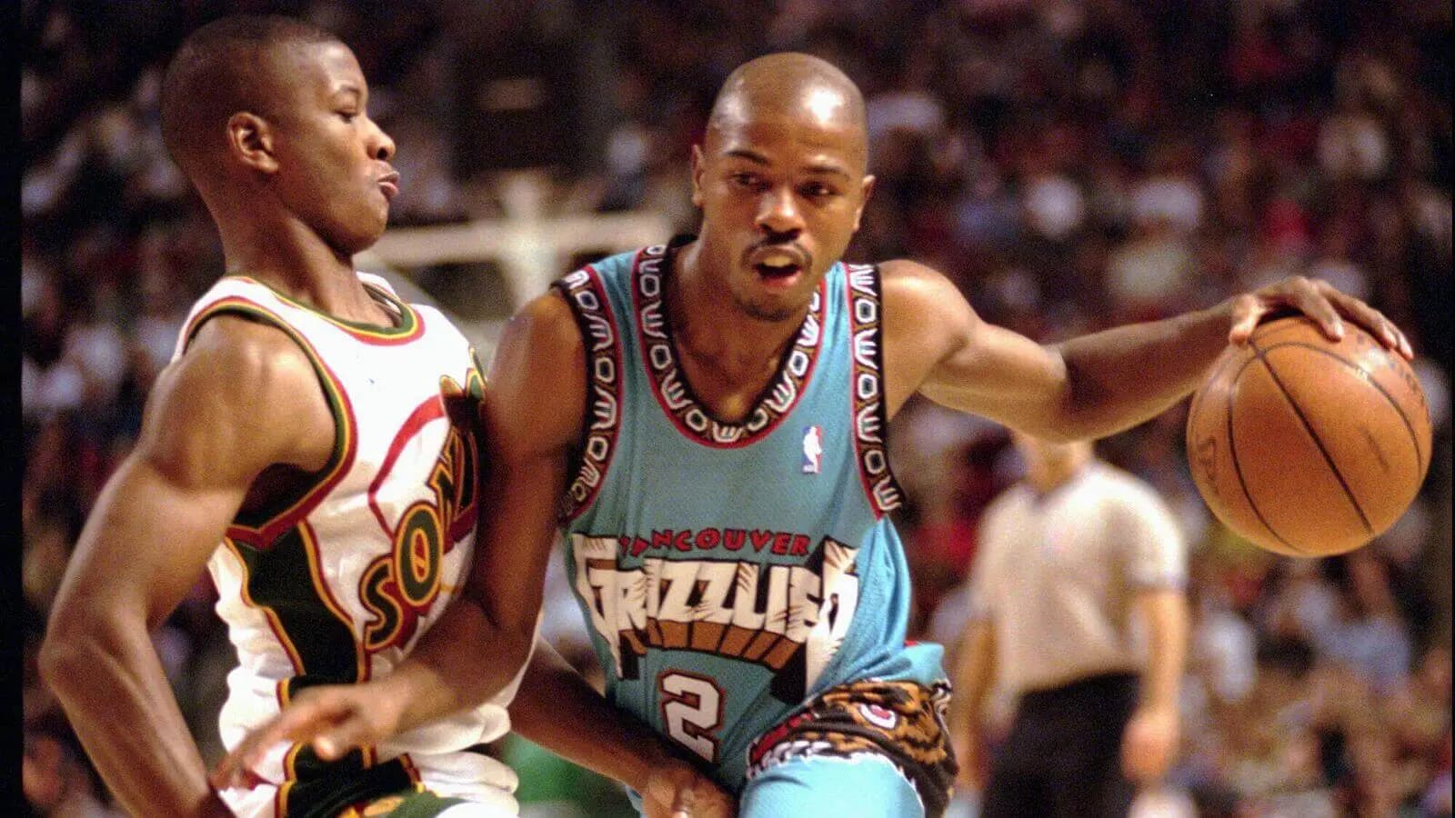 The Seattle SuperSonics' Eric Snow, left, fouls Vancouver Grizzlies' Greg Anthony (2)