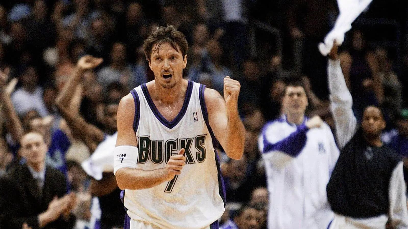 Toni Kukoc iz Hrvatske reaguje nakon što je postigao koš za tri poena