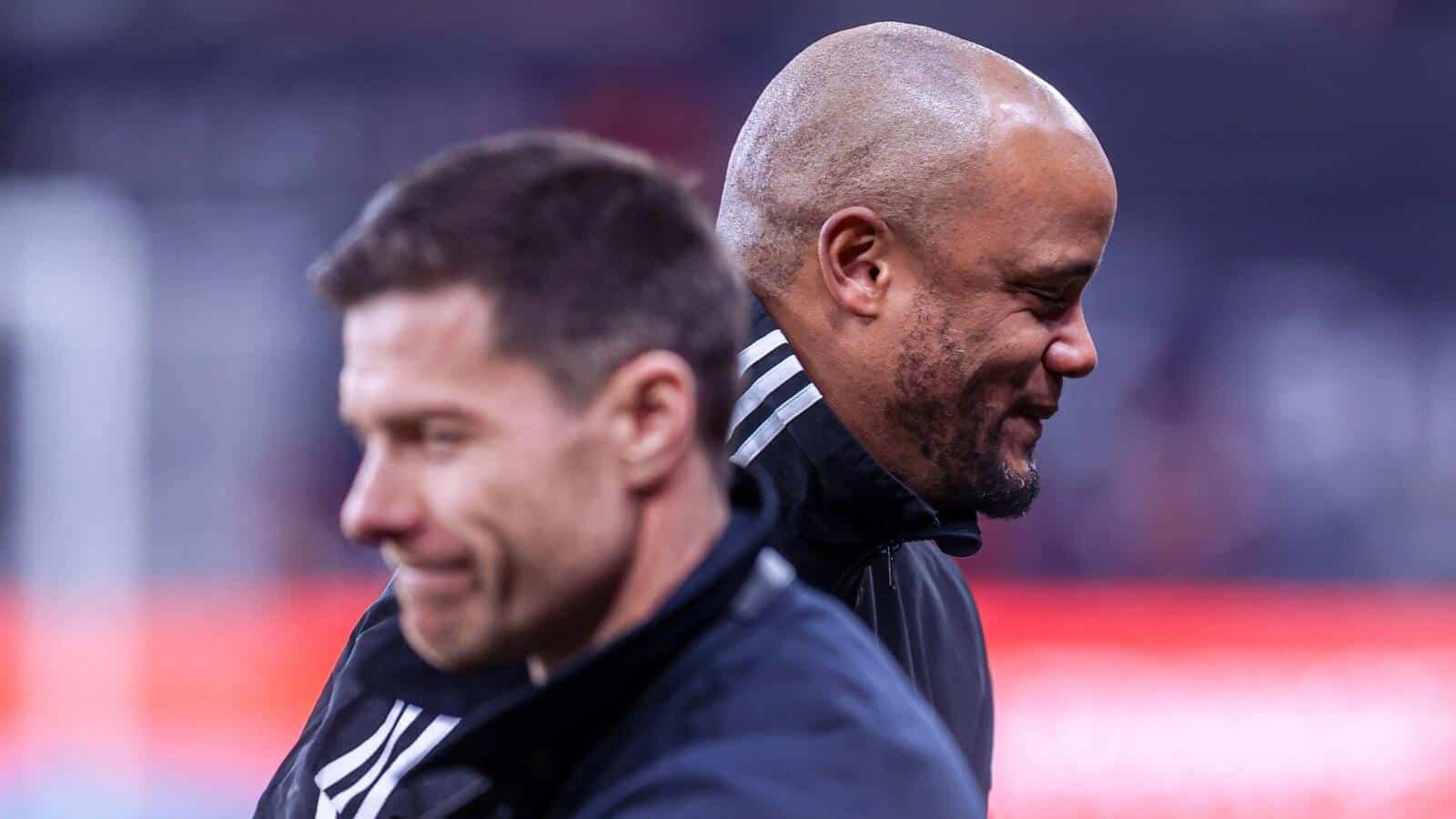 Vincent Kompany (FC Bayern MünchenMuenchen, Chef-Trainer) und Xabi Alonso (Bayer 04 Leverkusen, Chef-Trainer)
